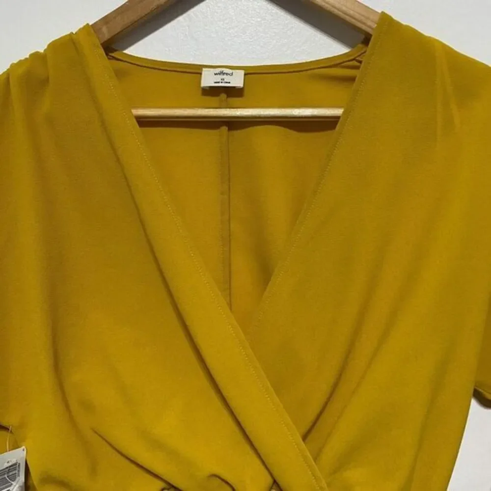 Aritzia Wilfred‎ Blouse Womens XS Yellow Gold Long Sleeve Reign Wrap Crepe Crop